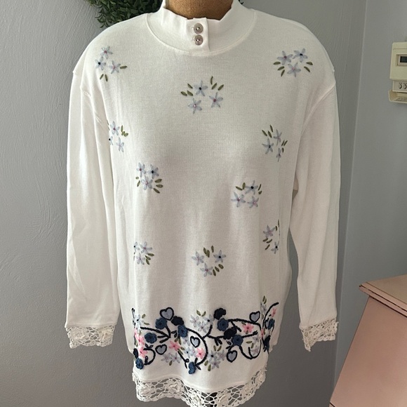 90’s Floral Embroidered White Top with Lace Trim - Picture 1 of 6